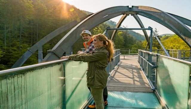 Pärchen auf einer sonnigen Brücke